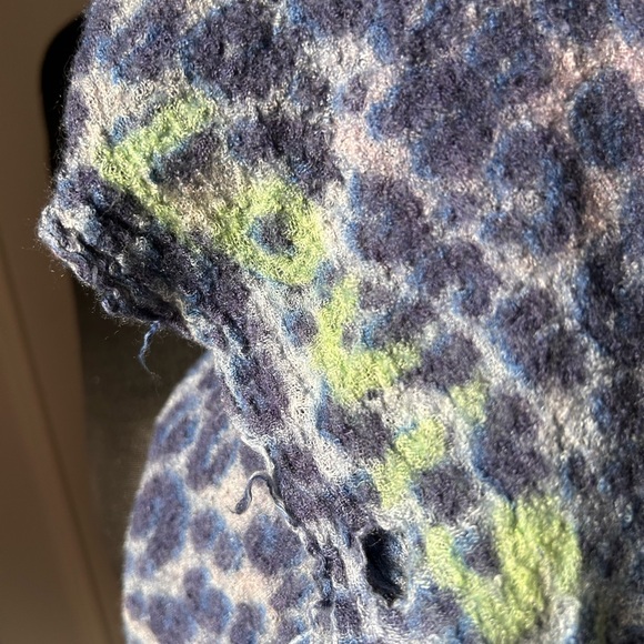 Louis Vuitton leopard scarf - Picture 10 of 15